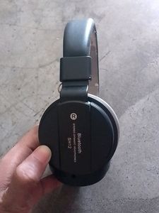 Wireless Bluetooth Headphones In New Condition Not Used As Buyed Earbuds So I Kept It For A Long Time And Its Cushion Is Little Bit Teared As You Can See The Video