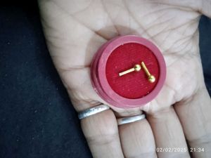 18ct gold pretty Earstuds used or no return.