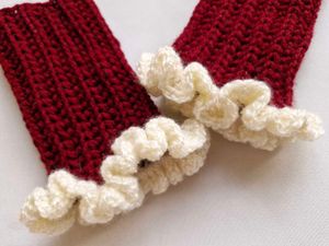 Crochet fingerless gloves with ruffles