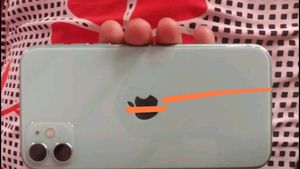 I Phone 11.   Second                    (Cardboad)
