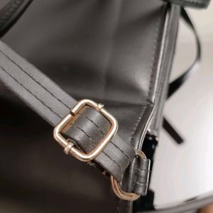 🛍️ Elegant Black Sling Bag ⭐⭐⭐⭐⭐
