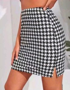 Chic Houndstooth Mini Skirt