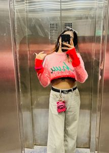 A UNIQUE CROP SWEATSHIRT