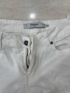 Sale Alert: VERO MODA White Distressed Jeans! 🌟