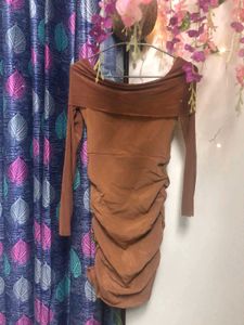 Off shoulder bodycon dress.