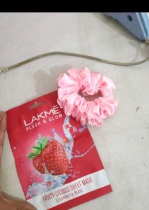 Lakme Sheet Mask With Pink Scrunchie