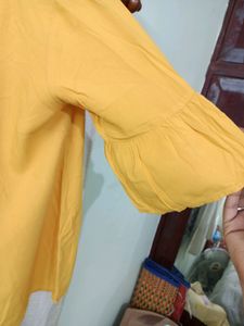 Bell sleeve   top model