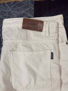 White denim jeans with knee cuts style