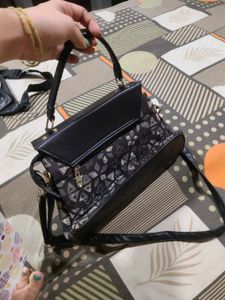 Women Flap Handbag Cum Sling