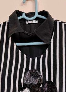 Black Crop Top With Collar Pattern