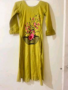 Elegant Floral Embroidered Kurta
