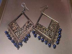 2 Earrings And 8 Beats