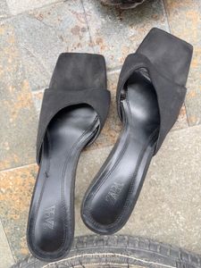 Zara Black Solid Heels