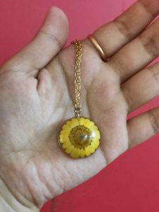 Resin Pendant With Daisy Flower