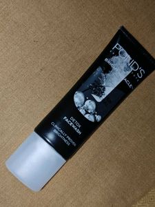 Pond&#39;s Detox Facewash