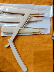 Face Razor 🪒 Set Of 8🚨..Use And Throw Pack .