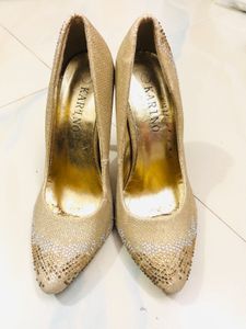 I’m Selling This Beautiful Golden Heels👠