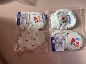 Baby Mittens - 'I Love Mom &amp; Dad'