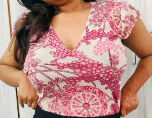 Top🩷 V Neck ( Thrifty)🌷SALE🌷