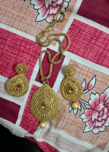 Elegant Gold-toned Jewelry Set
