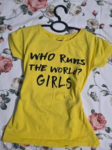 Levis Graphic Tee - Who Runs the World?