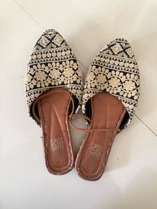 Embroidered Black & Beige Juttis