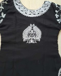 New Stunning Pakistani Embroidered Kurta Set!
