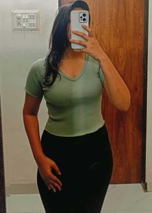 Pastel green top 🍏