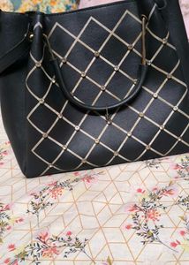 Chic Black Tote 👜 Bag