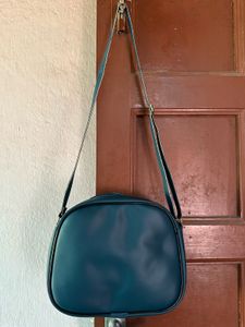 BRAND NEW LADIES SLING BAG