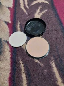 Huda Beauty Compact Powder