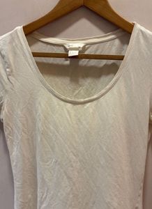 H&amp;M White Scoop Neck Tee - Size Small