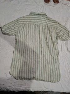 mai ek half tshirt bech raha hu