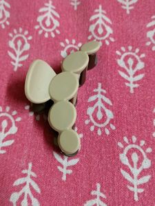 Beige Geometric Hair Claw Clip