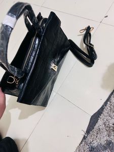 Women Reptilian Pattern Satchel with Detachable St