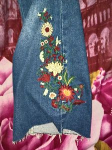 "AJIO" EMBROIDERED FLARED JEANS