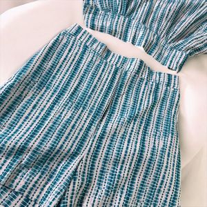 V-neck Top And Comfy Shorts Featuring Pockets