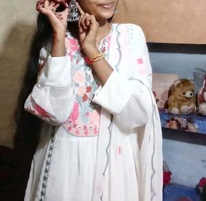 White Floral Embroidered Kurti Set