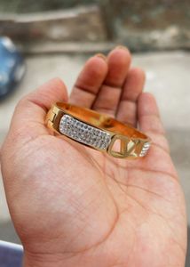 🇮🇹 Valentino Imported Gold &amp; Crystal V Bangle