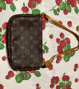 ThLouis Vuitton Pochette accessoire leather handba