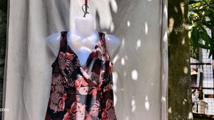 571210. Floral Print Sleeveless Top