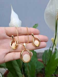 Avon Pendant With Earing .