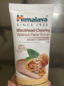 Himalaya Blackhead Clearing walnut Face Scrub
