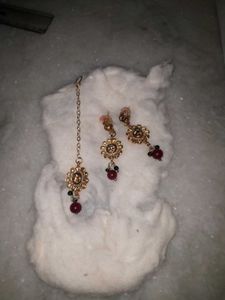 golden and red earrings with mang tika