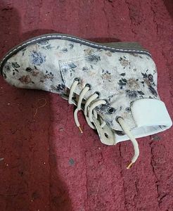 Valiosaa  Love Beige Floral Boots