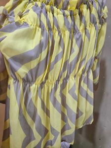 Top Which Can Be Worn Offshoulder And On Shoulder