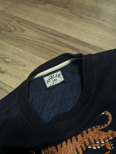 Thrilling Tiger Graphic Sweatshirt