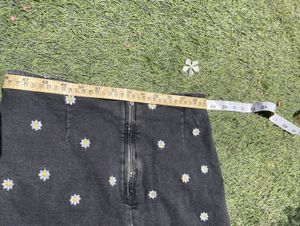 Cute black, daisy embroidery denim skirt🌼