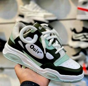 Oqiy Sneakers