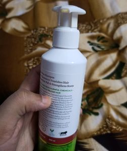Mamaearth Onion Shampoo With Onion and Plant Keratin